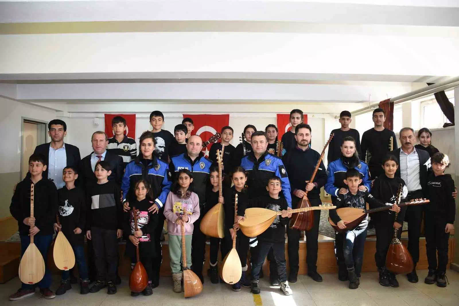 Erzincan’da “Biz Büyük Bir Aileyiz” Projesi Kapsamında Polisler ve Çocuklar Arasında Müzik Etkileşimi Yaşandı.