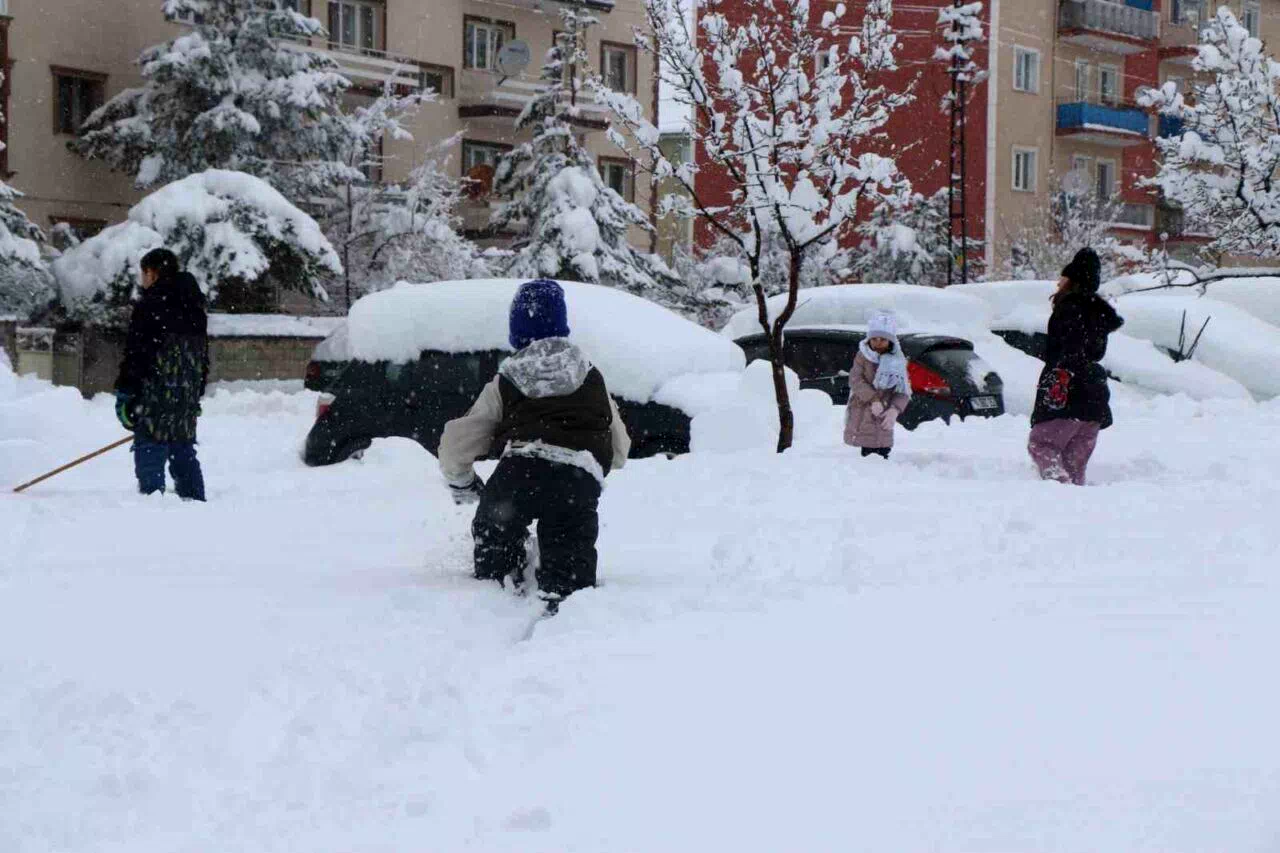Erzincan’da buzlanma riski nedeniyle eğitime 1 gün ara