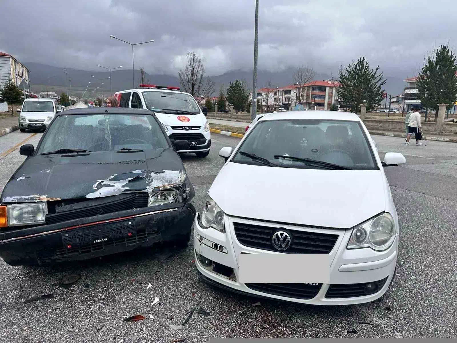 Erzincan’da Cadde Üzerinde Kafa Kafaya Çarpışan Araçlar Maddi Hasara Yol Açtı