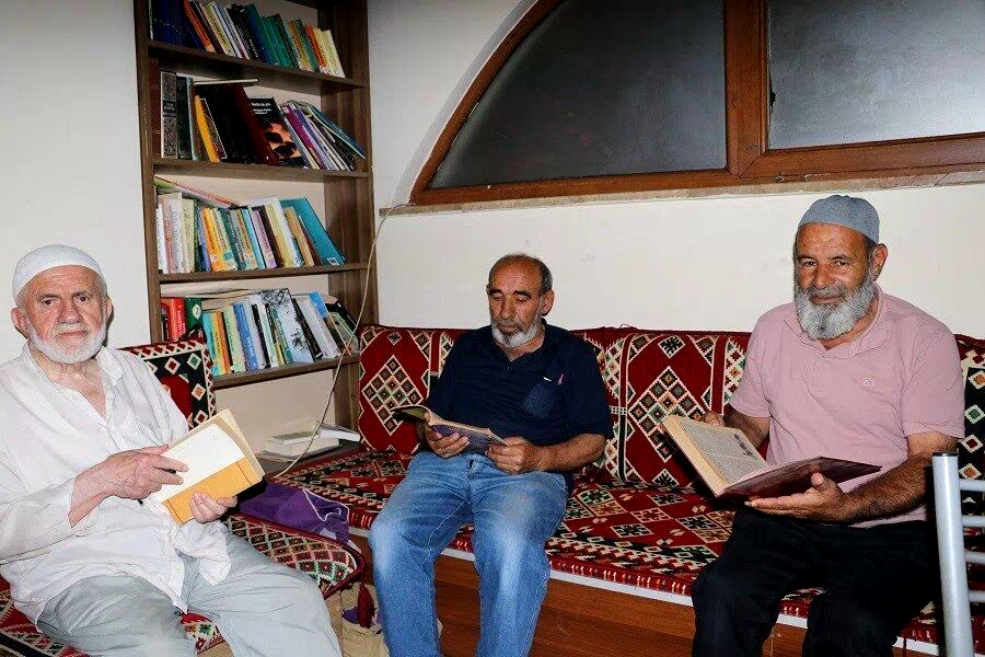 Erzincan’da camiler kitapla buluştu: Hem çay yudumluyorlar hem kitap okuyorlar