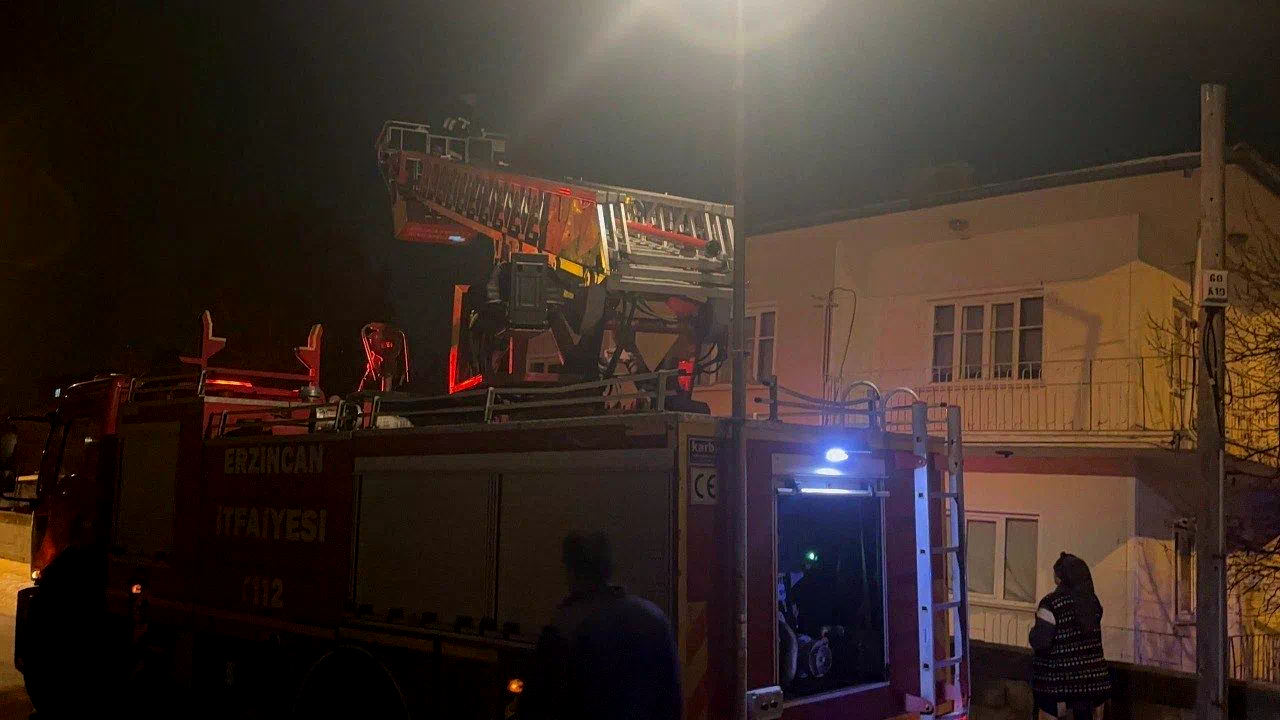 Erzincan’da çatıdaki kedi için itfaiye seferber oldu