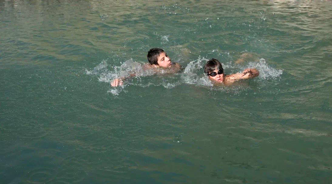 Erzincan’da çocuklar hem serinliyor hem de eğleniyor!