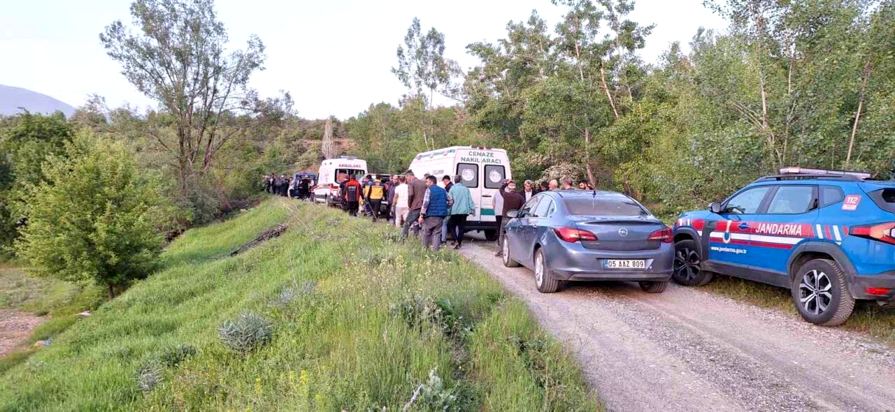 Erzincan’da devrilen traktörün altında kalan sürücü hayatını kaybetti