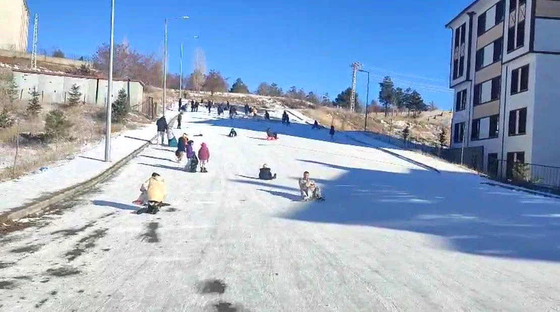 Erzincan’da dondurucu soğuğa rağmen çocukların kızak sevinci
