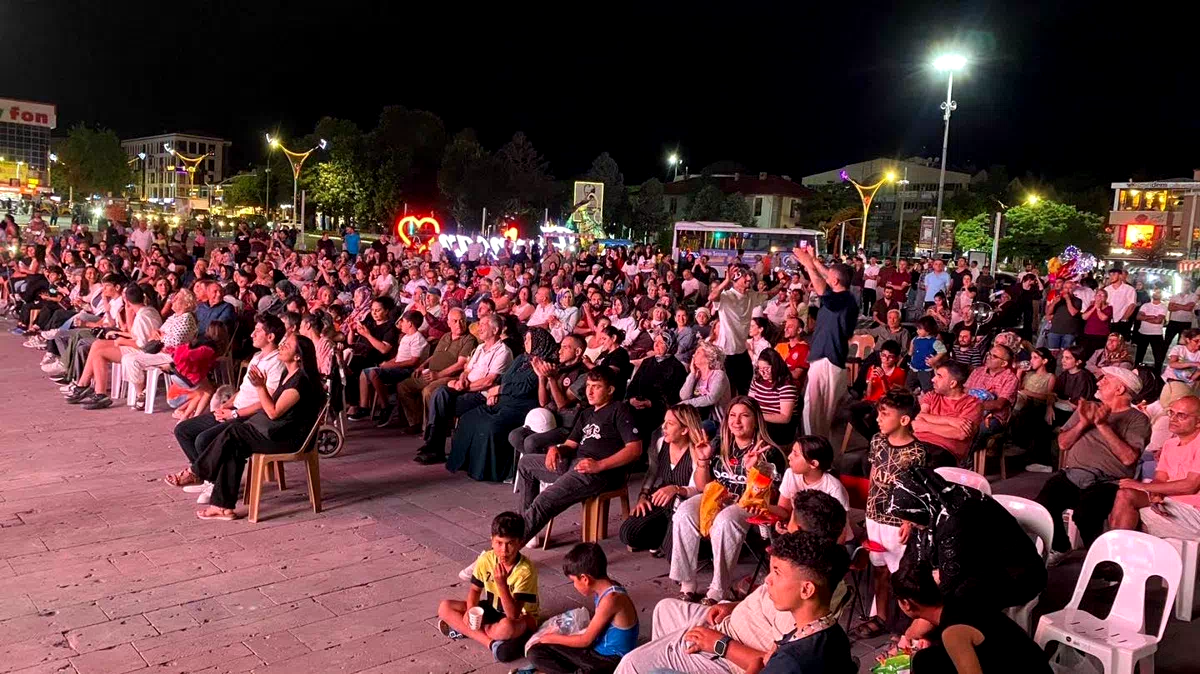 Erzincan’da Dörtyol Meydanı’nda yaz konseri düzenlendi