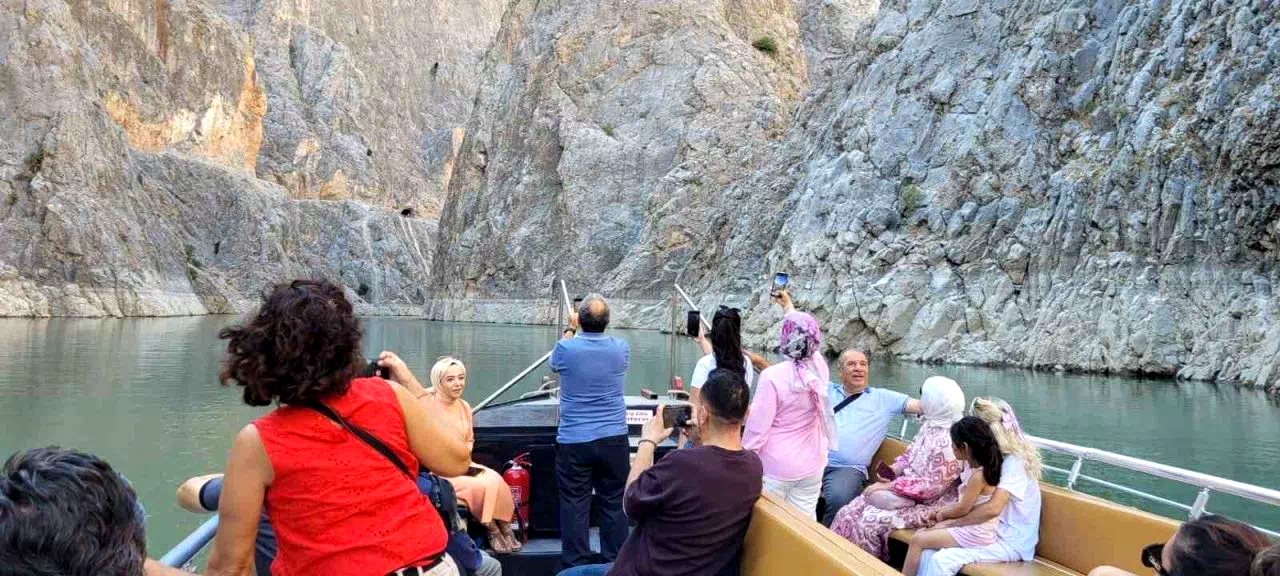 Erzincan’da dünyanın ikinci büyük kanyonunda tekne keyfi yapıp dağ keçilerini izliyorlar