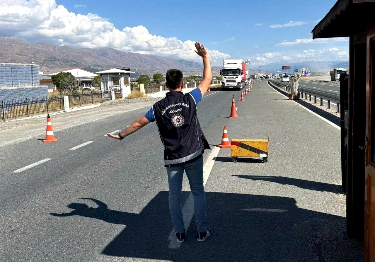 Erzincan’da “Düzensiz Göç ile Mücadeleye yönelik Huzur Uygulaması” yapıldı