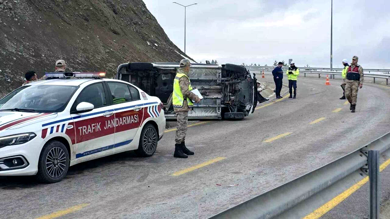 Erzincan’da emniyet kemeri hayat kurtardı: 2 kişi kazayı yara almadan atlattı