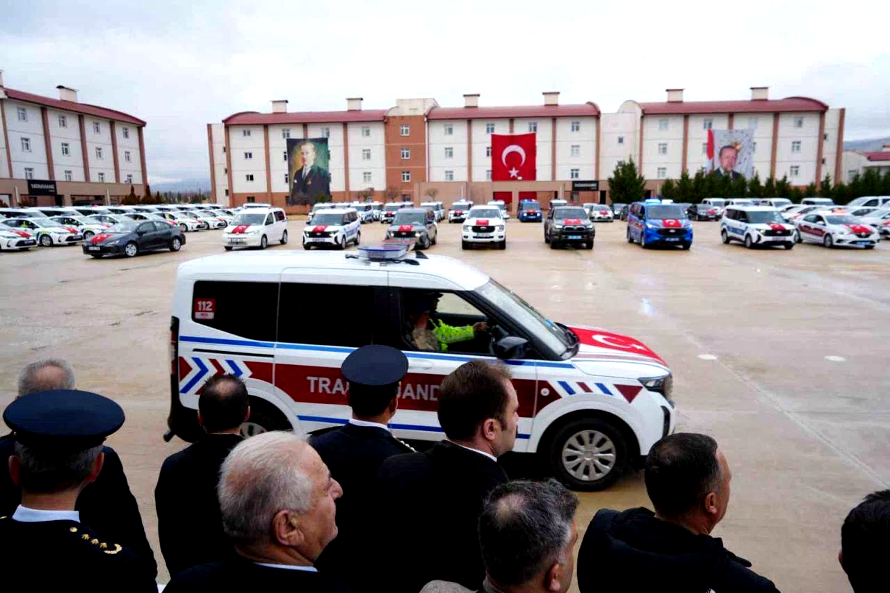 Erzincan’da emniyet ve jandarmaya 122 yeni hizmet aracı teslim edildi