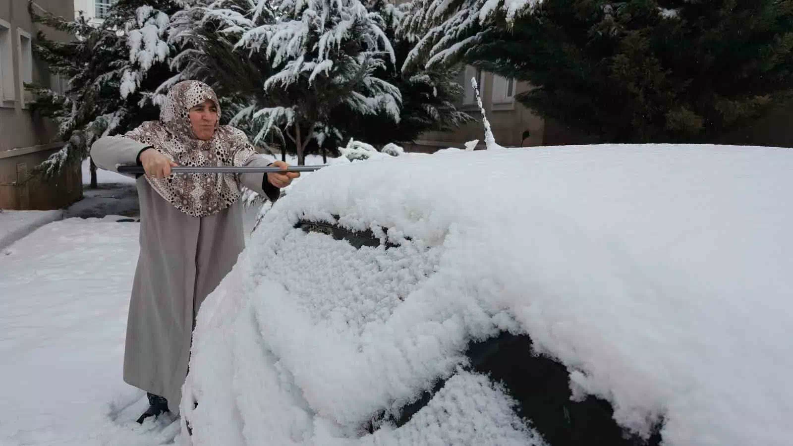 Erzincan’da etkili olan kar yağışı hayatı olumsuz etkiledi.