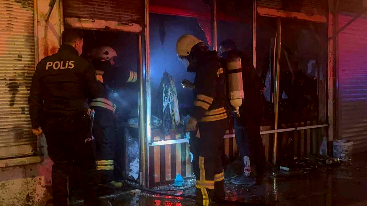 Erzincan’da gece yarısı yangın paniği: Çantacı dükkânı küle döndü