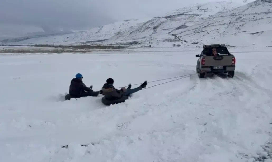 Erzincan’da Gençler, Şambrelle Eğlenceli Kaykay Deneyimi Yaşadı