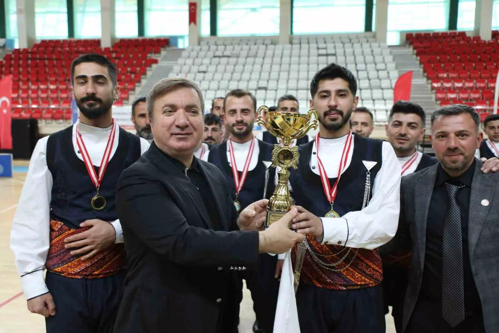 Erzincan’da Halk Oyunları Yarışması Gerçekleştirildi.