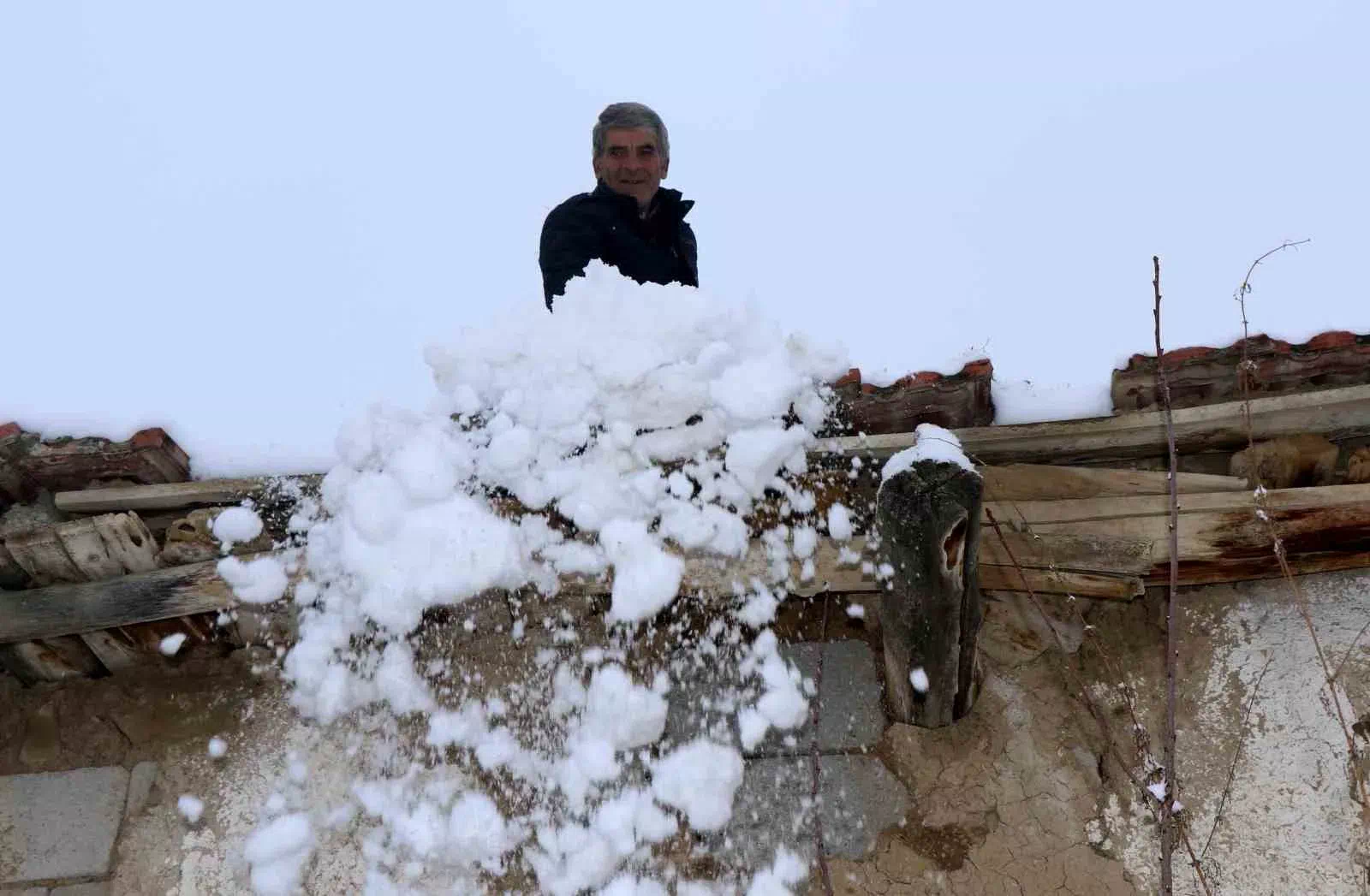 Erzincan’da Hava Durumu: Yağmur Kent Merkezini, Kar Refahiye’yi Vurdu
