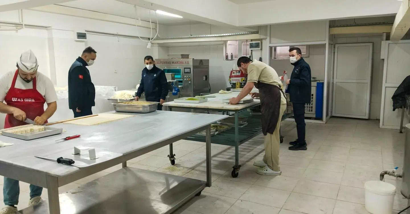 erzincan’da hem tatlı hem de börek üreten 37 işletme denetlendi.