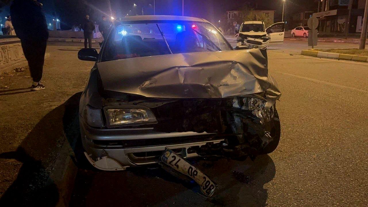 Erzincan’da iki araç kafa kafaya çarpıştı: 3 yaralı