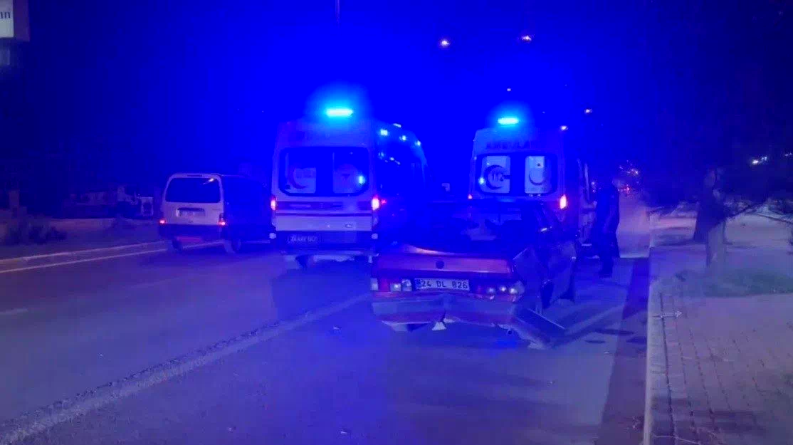 Erzincan’da iki otomobil çarpıştı: 3 yaralı