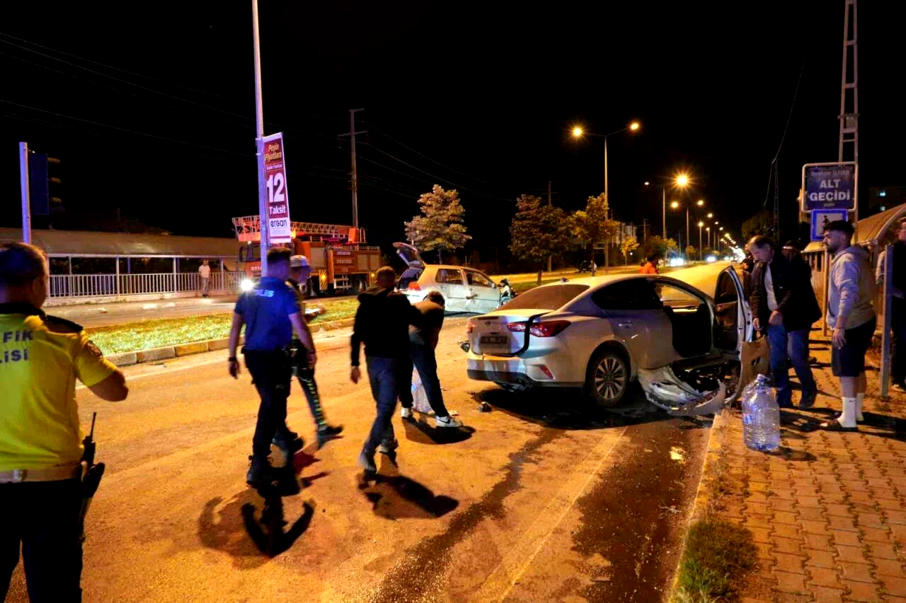 Erzincan’da iki otomobil çarpıştı: 5 yaralı