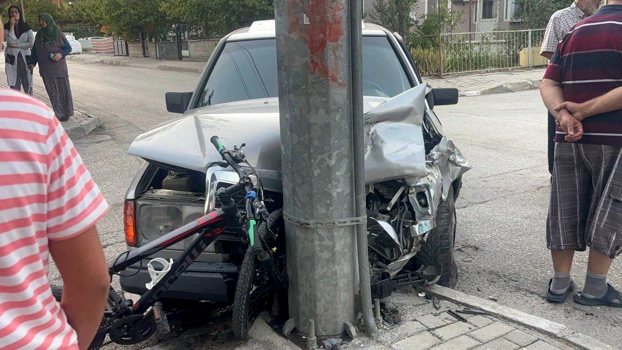 Erzincan’da iki otomobil çarpıştı, yoldan geçen bisikletli çocuk yaralandı
