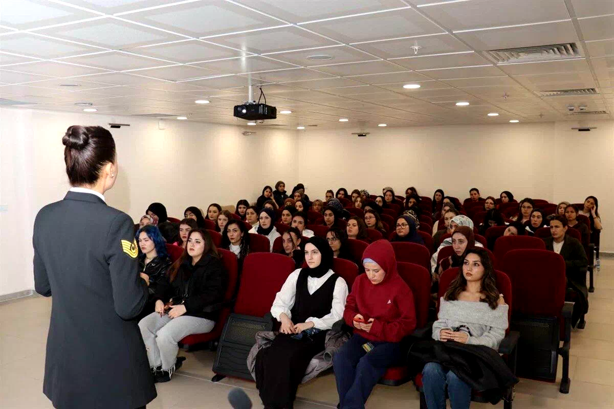 Erzincan’da kadın öğrencilere KADES bilgilendirmesi