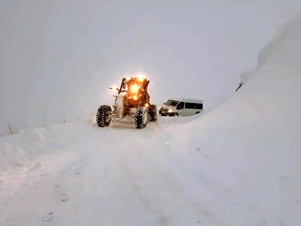 Erzincan’da kar ve tipi nedeniyle 341 köy yolu ulaşıma kapandı