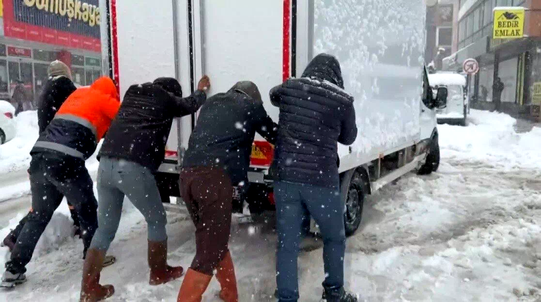 Erzincan’da kardan 516 köy yolu ulaşıma kapandı