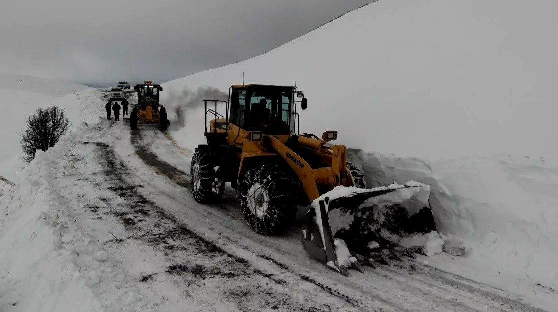 Erzincan’da kardan ulaşıma kapanan 12 köy yolu açıldı