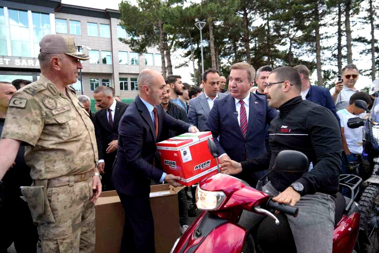 Erzincan’da kasksız motosiklet sürücülerine ücretsiz kask dağıtıldı