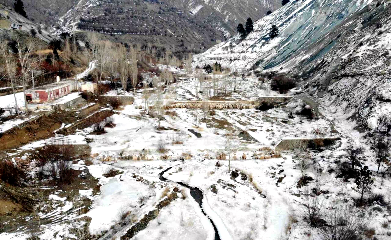 Erzincan’da kış sert yüzünü gösterdi: Doğa buzla kaplandı