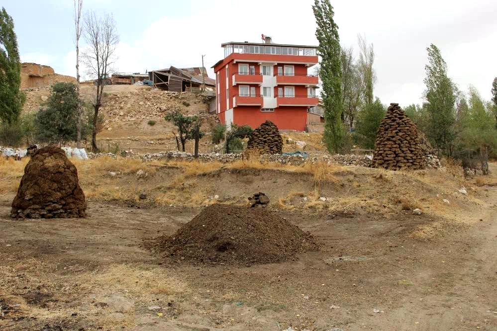 Erzincan’da kışlık tezek hazırlığı