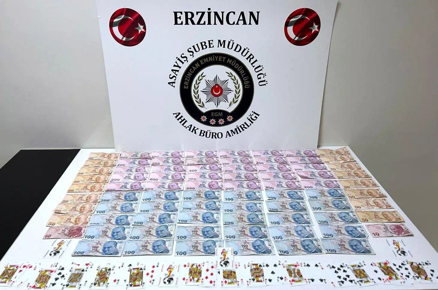 Erzincan’da kumar oynayan 13 kişiye 120 bin 211 TL ceza