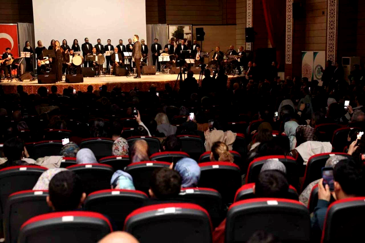Erzincan’da kurtuluşun 108’inci yılına özel Türk halk müziği konseri düzenlendi