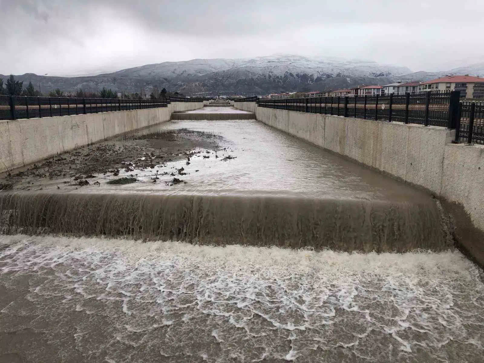 Erzincan’da Kuruyan Dere, Kar Sularıyla Canlandı.