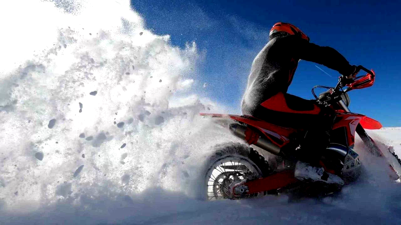 Erzincan’da motokuryelere kar engeli
