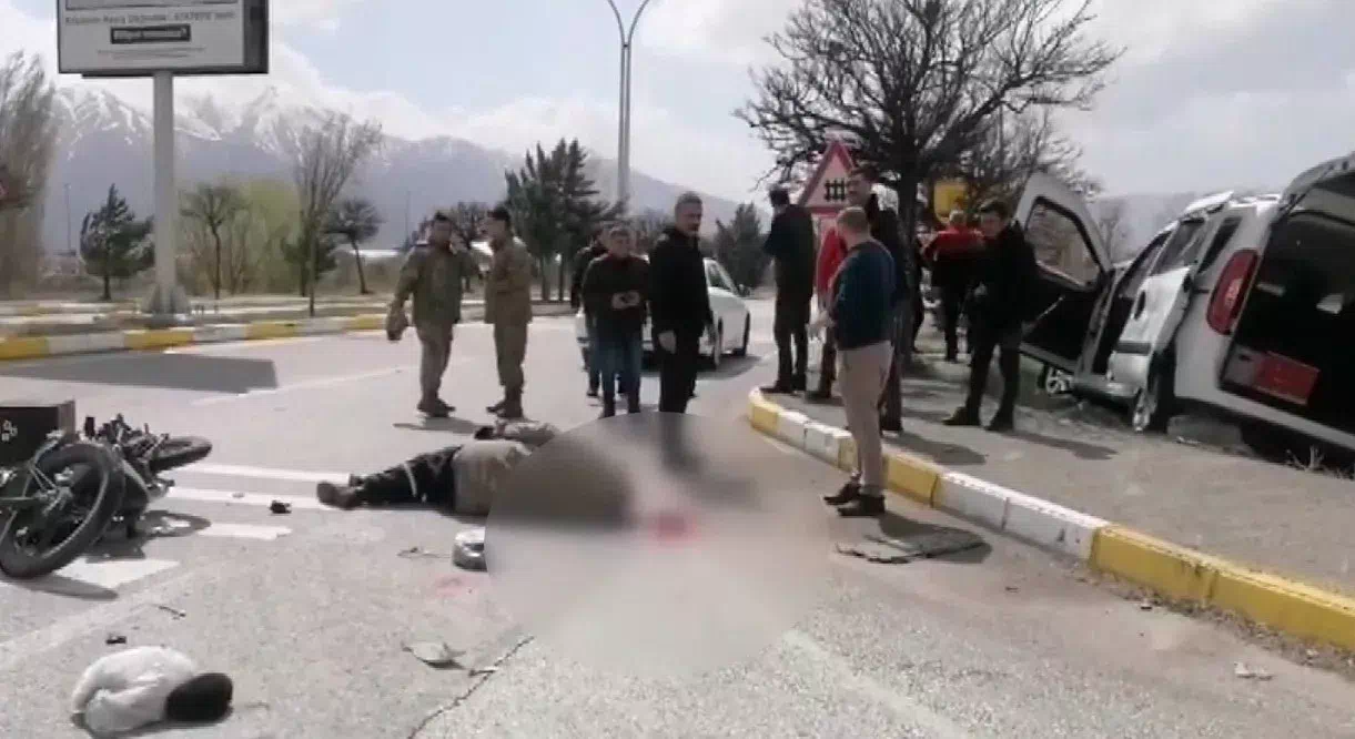 ERZİNCAN’DA MOTOSİKLET İLE OTOMOBİL ÇARPIŞTI: 1 YARALI