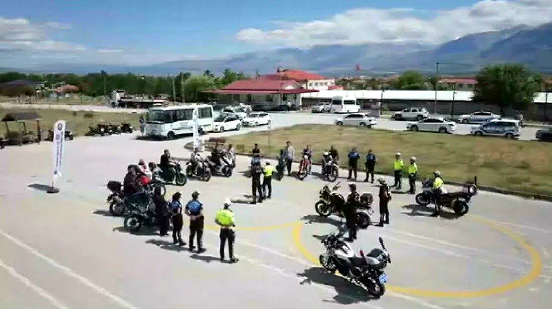 Erzincan’da motosiklet sürücülerine güvenli sürüş eğitimi verildi