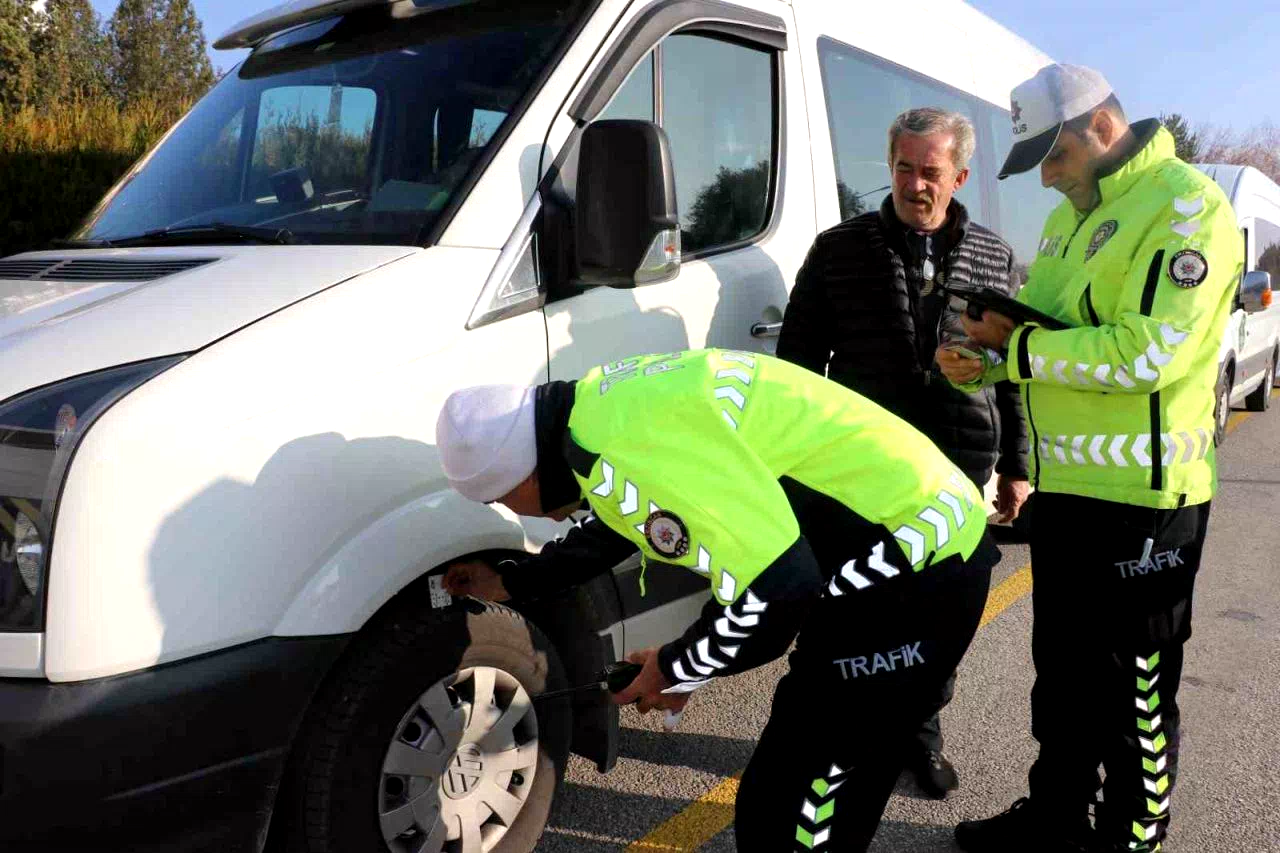 Erzincan’da okul servislerine kış lastiği denetimi yapıldı