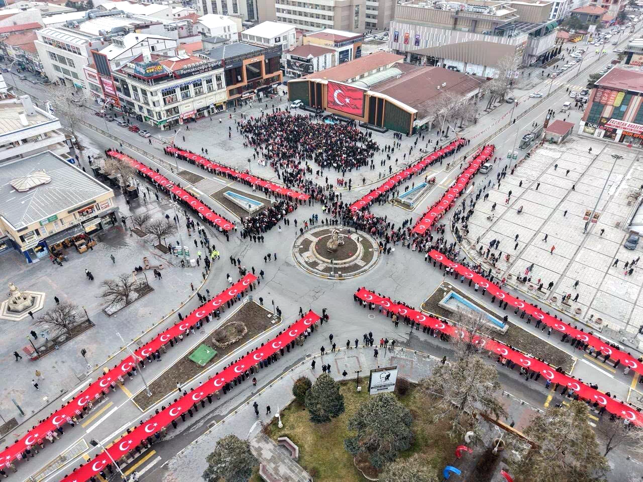 Erzincan’da on binlerce kişi ‘İstiklal Bayrakla, İstikbal Maarifle’ yürüyüşünde tek yürek oldu