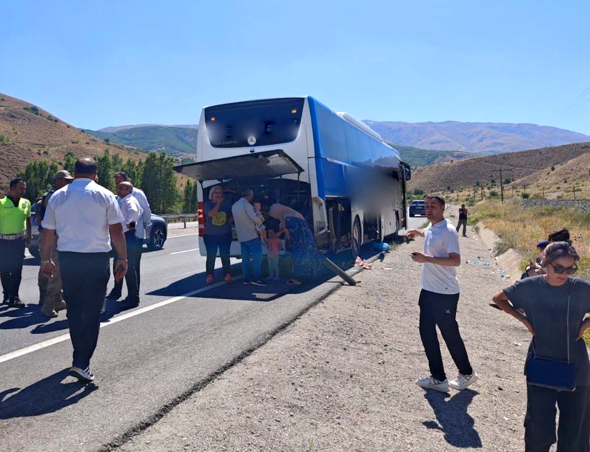 Erzincan’da otobüs yoldan çıktı: 1 yaralı