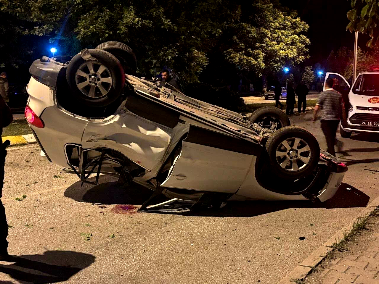 Erzincan’da otomobil ağaca çarptı: 3 yaralı