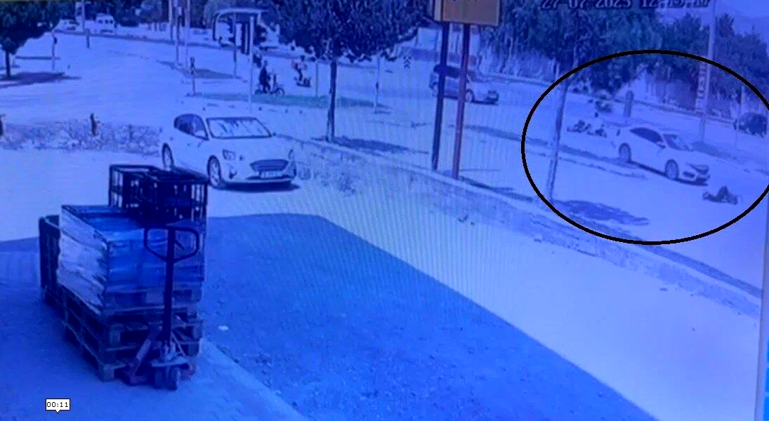 Erzincan’da otomobil ile elektrikli bisikletin çarpışma anı güvenlik kamerasına yansıdı