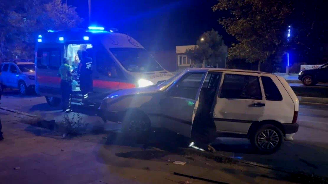 Erzincan’da otomobil kaldırıma çıktı: 1 yaralı