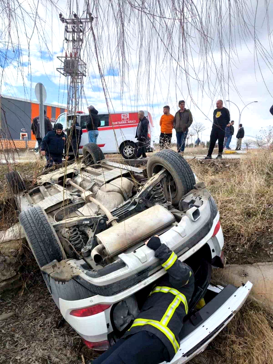 Erzincan’da otomobil şarampole uçtu: 1 yaralı