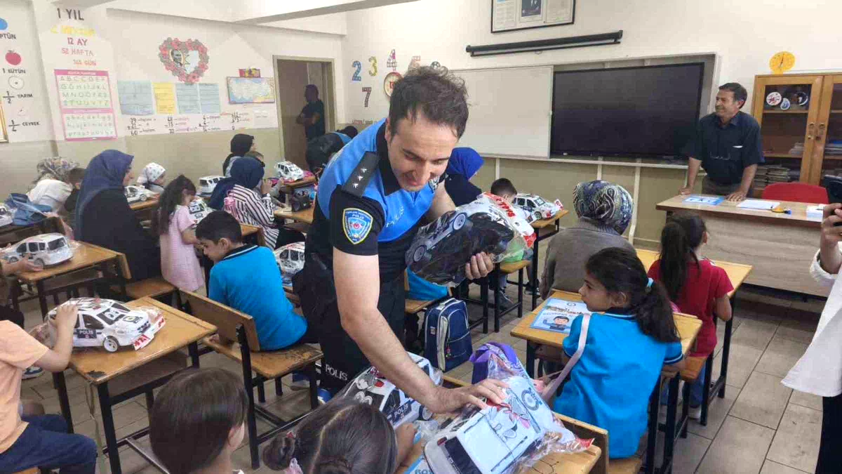 Erzincan’da polis ekiplerinden öğrencilere yeni eğitim yılı sürprizi