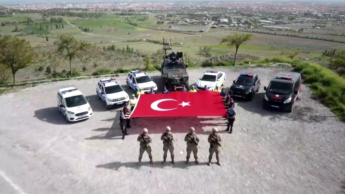 Erzincan’da polisler gençler için klip çekti