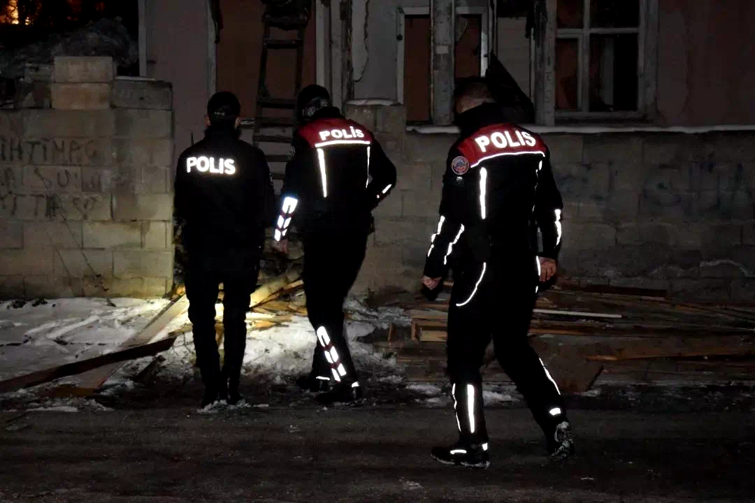Erzincan’da polisten kaçan şüphelinin üzerinden 15 gram esrar ele geçirildi
