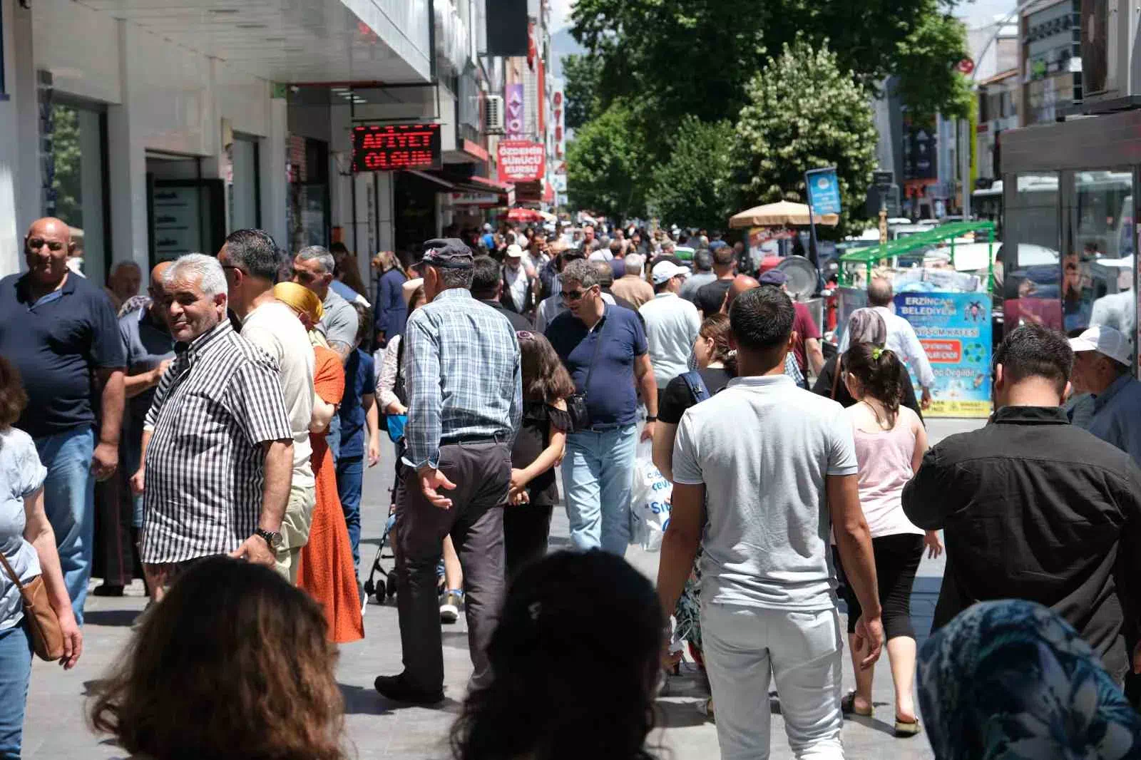 Erzincan’da Ramazan Bayramı Öncesi Alışveriş Yoğunluğu Arttı.