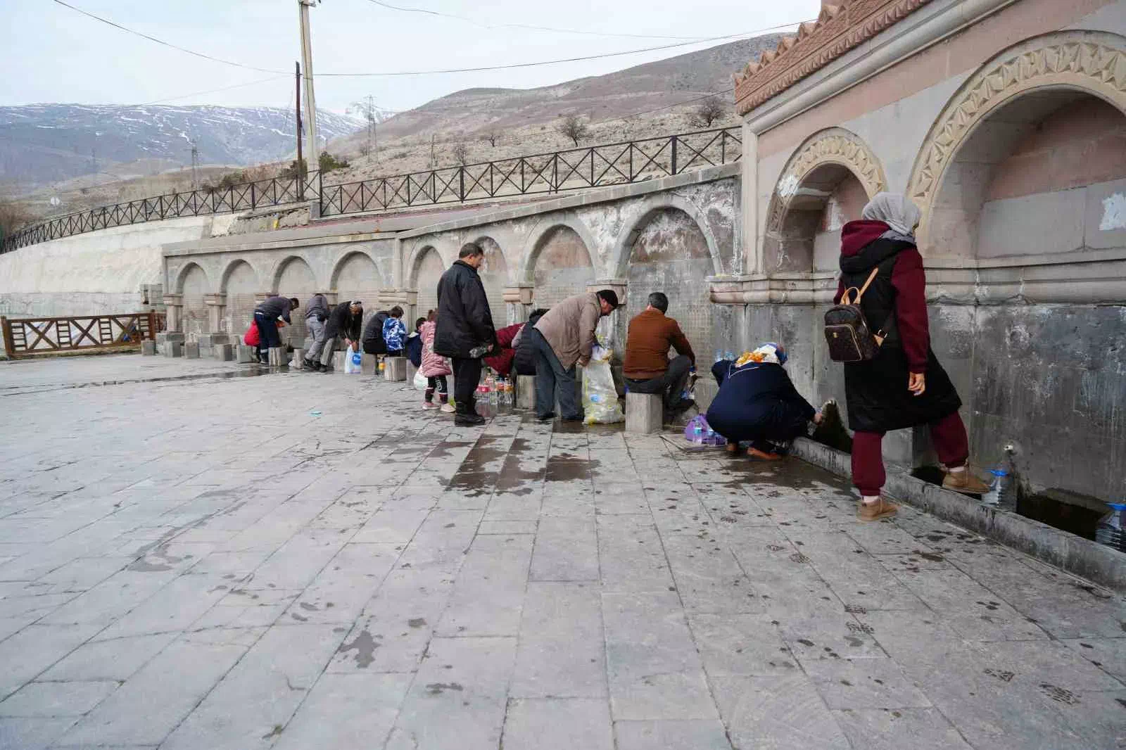 Erzincan’da Ramazanın Vazgeçilmezi: Ekşisu Mesire Alanı’nda Akan Doğal Maden Suyu