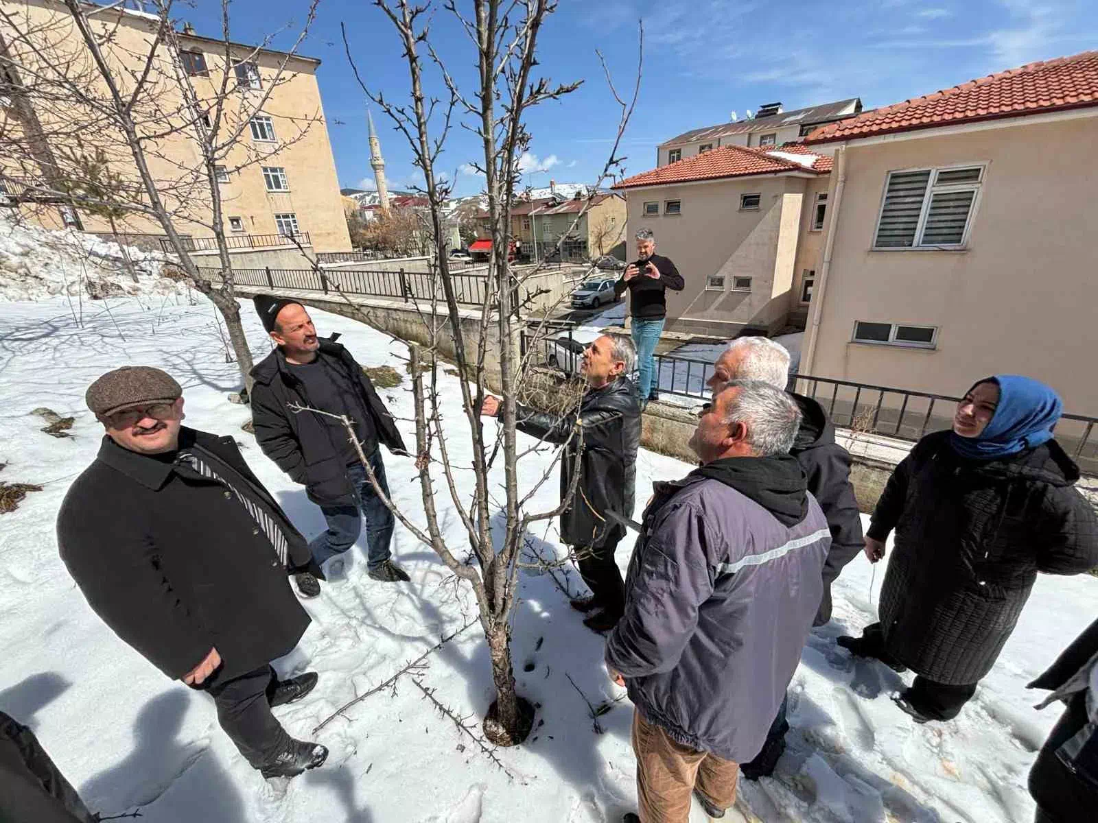 Erzincan’da Refahiye’de meyve ağaçlarında budama eğitimi verildi