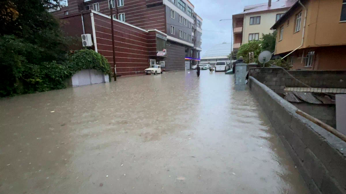 Erzincan’da sağanak sonrası yollar göle döndü